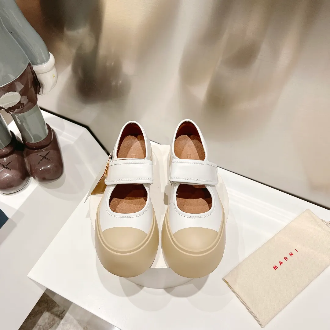 👟👟Ex-factory price 480👟👟 (exclusive top quality) Marni|Mary Jane big head doll shoes‼ ️Upgraded outsole, consistent lasting process with the original version, upgraded to the latest official original packaging‼ ️ Mani’s incomparable and versatile white shoes! I'm tired of the regular white shoes, so I bought a pair of different style thick-soled big-toe shoes. Paris International Fashion Week catwalk model, purchase-level version, all Internet celebrities wear it, Song Zuer, Zhao Lusi, Huo🔥 Show... [4.5cm increased sole] Not bulky, light and soft, comfortable on the feet! It feels very good on your feet and doesn't scratch your feet at all! Extremely comfortable! Daily travel! Wear whatever you like regardless of the occasion, no fear of any dress code, no pressure to dress! ✔Upper: imported cowhide fabric ✔Lining: lambskin lining ✔Outsole: exclusive original molded 1:1 rubber ➕T👟👟factory price U outsole! Floating beige is not completely white. Difference between market currencies We are different‼ ️ ✔𝐒𝐢𝐳𝐞: 35-40